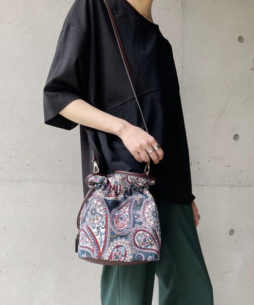CAPRICIEUX LE'MAGE（カプリシューレマージュ）の「ジャガードペイズリー巾着ショルダーバッグ（トートバッグ・レディース・ベージュ/ネイビー・F）」の2枚目の写真