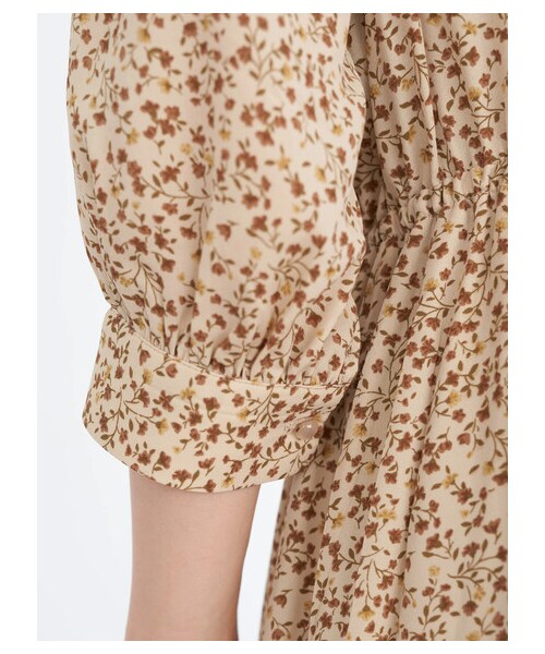 earth music&ecology（アースミュージックアンドエコロジー）の「ヴィンテージライクフラワーワンピース（ワンピース/ドレス・ブラック/ライトベージュ/ピスタチオ・F）」の5枚目の写真