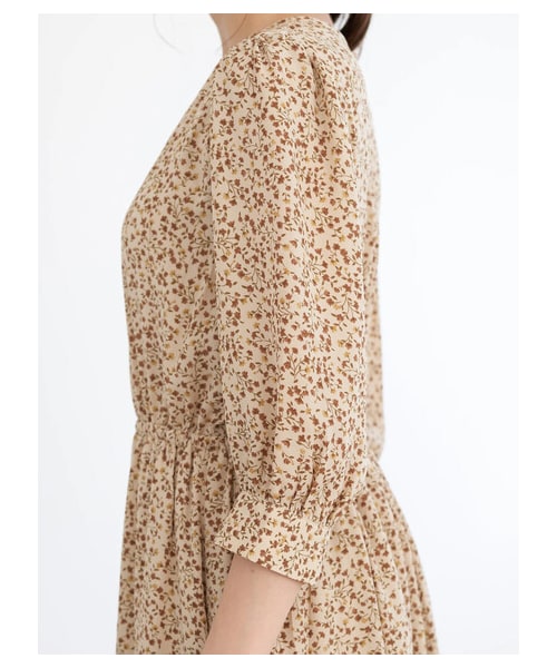 earth music&ecology（アースミュージックアンドエコロジー）の「ヴィンテージライクフラワーワンピース（ワンピース/ドレス・ブラック/ライトベージュ/ピスタチオ・F）」の4枚目の写真