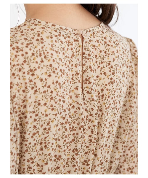 earth music&ecology（アースミュージックアンドエコロジー）の「ヴィンテージライクフラワーワンピース（ワンピース/ドレス・ブラック/ライトベージュ/ピスタチオ・F）」の3枚目の写真