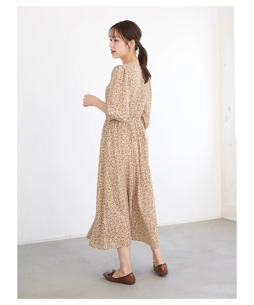 earth music&ecology（アースミュージックアンドエコロジー）の「ヴィンテージライクフラワーワンピース（ワンピース/ドレス・ブラック/ライトベージュ/ピスタチオ・F）」の10枚目の写真