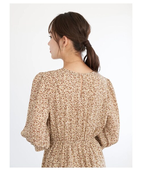 earth music&ecology（アースミュージックアンドエコロジー）の「ヴィンテージライクフラワーワンピース（ワンピース/ドレス・ブラック/ライトベージュ/ピスタチオ・F）」の6枚目の写真