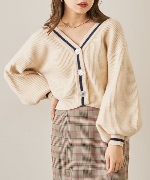 Chico（チコ）の「【カタログ掲載商品】Vラインショート丈2wayニットカーディガン（カーディガン/ボレロ・レディース・アイボリー/ベージュ/グレー/ブラック・F）」の2枚目の写真