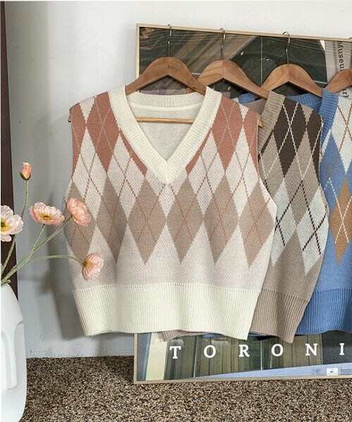 DHOLIC STYLE（ディーホリックスタイル）の「[qnigirls] ビッグアーガイルニットベスト（ベスト・レディース・ベージュ/ホワイト/ブラック/ブルー・ONESIZE）」の3枚目の写真