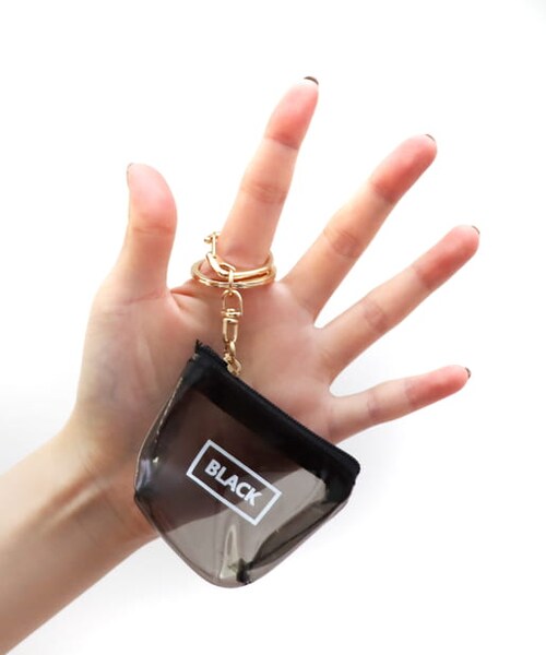 3coins(3coins)の「【ASOKO】チャーム付ミニポーチ(チャーム・レディース・その他/ピンク/ブラック/ブルー/グリーン/オレンジ・FREE)」の2枚目の写真