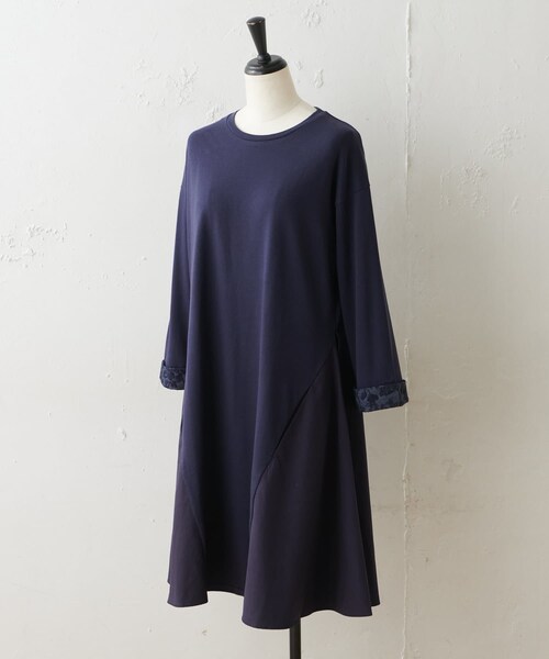 BEARDSLEY(ビアズリー)の「《BA×embroidery》袖口刺繍チュニック(Tシャツ/カットソー・ネイビー/ブラック・F)」の2枚目の写真