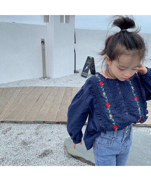 UNIDRE（ユニドレ）の「【80-150cm】BLOUSE フラワー刺繍 レースフリルブラウス（シャツ/ブラウス・キッズ・ホワイト/ブルー・80）」の2枚目の写真