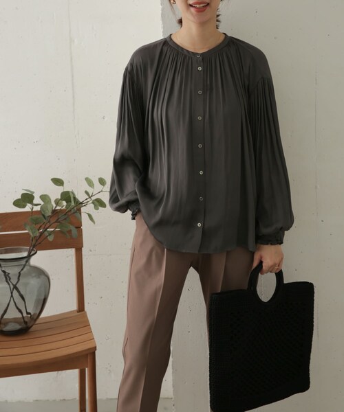 URBAN RESEARCH DOORS（アーバンリサーチドアーズ）の「2WAYギャザーブラウス（その他・レディース・GREGE/KHAKI/CHARCOAL・one）」の2枚目の写真