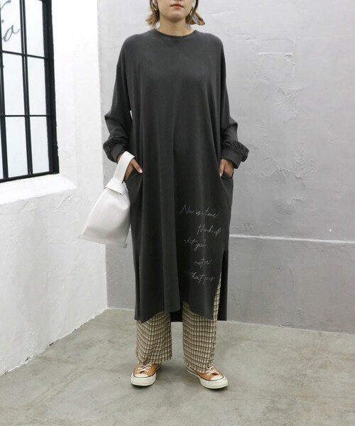 Sheson（シーズン）の「メッセージロゴスリットワンピース（チュニック・レディース・ホワイト/オレンジ/ブラック・F）」の2枚目の写真