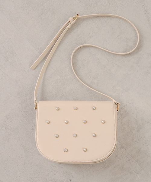 OLIVE des OLIVE（オリーブデオリーブ）の「パールフラップバッグ（ショルダーバッグ・レディース・オフホワイト/ブラック/ダークブラウン・FREE）」の2枚目の写真