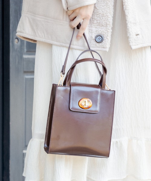 OLIVE des OLIVE(オリーブデオリーブ)の「べっ甲ひねりスクエアバッグ(ショルダーバッグ・レディース・ブルー/ダークブラウン/グレイッシュベージュ・FREE)」の1枚目の写真