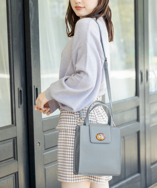 OLIVE des OLIVE(オリーブデオリーブ)の「べっ甲ひねりスクエアバッグ(ショルダーバッグ・レディース・ブルー/ダークブラウン/グレイッシュベージュ・FREE)」の2枚目の写真