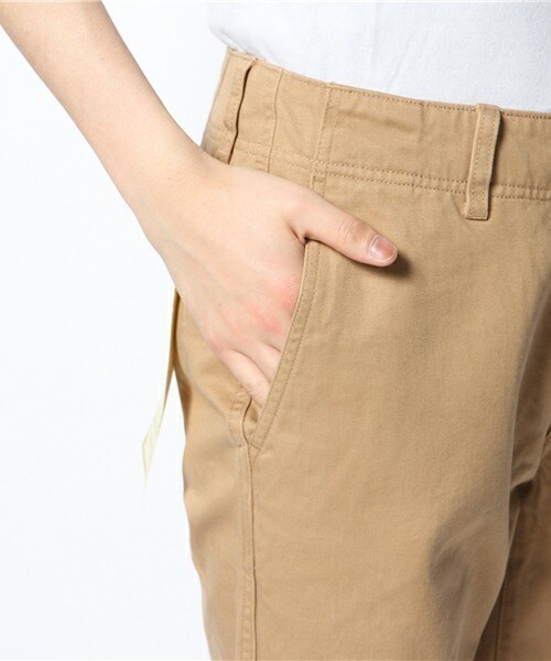 FREDY&GLOSTER（フレディアンドグロスター）の「コールドマーセ加工 チノパンツ（チノパンツ・メンズ・ホワイト/ベージュ・SMALL/MEDIUM/LARGE）」の7枚目の写真