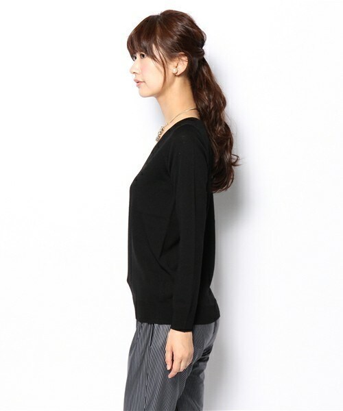 FREDY&GLOSTER（フレディアンドグロスター）の「ウールVネックプルオーバーニット（ニット/セーター・レディース・ブラック/グレー/レッド/ロイヤルブルー・36/38）」の6枚目の写真