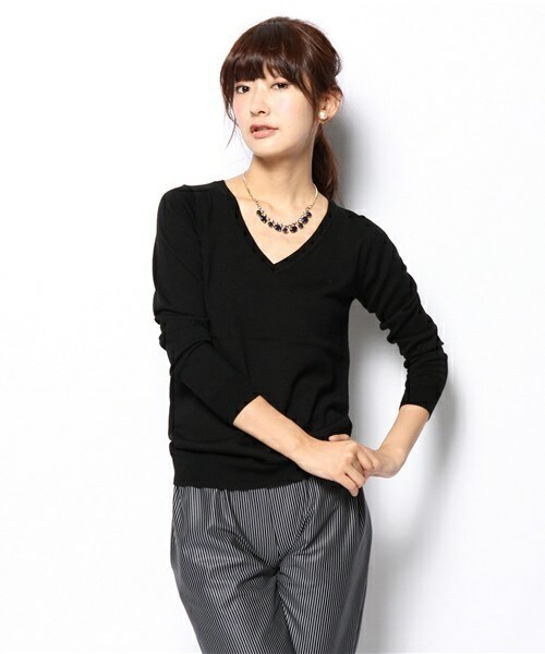 FREDY&GLOSTER（フレディアンドグロスター）の「ウールVネックプルオーバーニット（ニット/セーター・レディース・ブラック/グレー/レッド/ロイヤルブルー・36/38）」の2枚目の写真