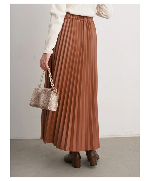 earth music&ecology（アースミュージックアンドエコロジー）の「フェイクレザープリーツスカート（スカート・ブラック/ライトブラウン・F）」の9枚目の写真