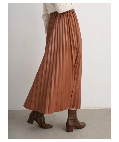 earth music&ecology（アースミュージックアンドエコロジー）の「フェイクレザープリーツスカート（スカート・ブラック/ライトブラウン・F）」の8枚目の写真