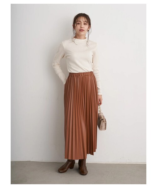 earth music&ecology（アースミュージックアンドエコロジー）の「フェイクレザープリーツスカート（スカート・ブラック/ライトブラウン・F）」の11枚目の写真