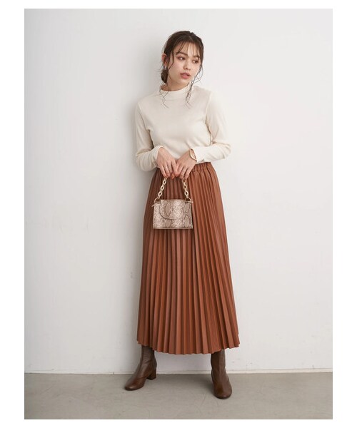 earth music&ecology（アースミュージックアンドエコロジー）の「フェイクレザープリーツスカート（スカート・ブラック/ライトブラウン・F）」の10枚目の写真