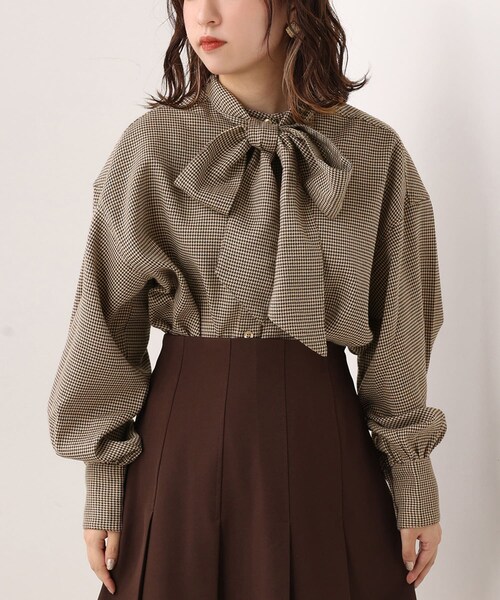 one after another NICE CLAUP（ワンアフターアナザーナイスクラップ）の「ボウタイシャツ（シャツ/ブラウス・レディース・オフホワイト/ストライプ/ベージュ系その他/ブラック系その他・0）」の2枚目の写真