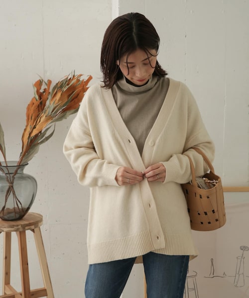 URBAN RESEARCH DOORS（アーバンリサーチドアーズ）の「ハミルトンウールVネックカーディガン（その他・レディース・IVORY/L.GREGE/SMOKE GRN・one）」の13枚目の写真