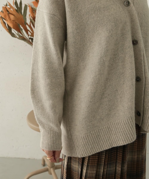 URBAN RESEARCH DOORS（アーバンリサーチドアーズ）の「ハミルトンウールVネックカーディガン（その他・レディース・IVORY/L.GREGE/SMOKE GRN・one）」の19枚目の写真