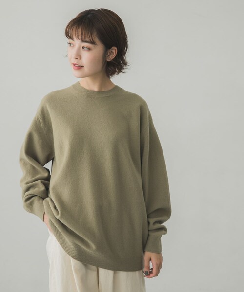 AURALEE(オーラリー)の「AURALEE FELTED WOOL KNIT BIG PULLOVER(その他・レディース・IVORY/KHAKI・1)」の4枚目の写真
