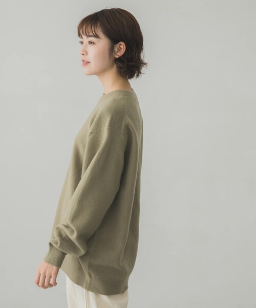 AURALEE(オーラリー)の「AURALEE FELTED WOOL KNIT BIG PULLOVER(その他・レディース・IVORY/KHAKI・1)」の5枚目の写真