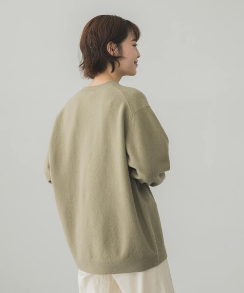 AURALEE(オーラリー)の「AURALEE FELTED WOOL KNIT BIG PULLOVER(その他・レディース・IVORY/KHAKI・1)」の6枚目の写真