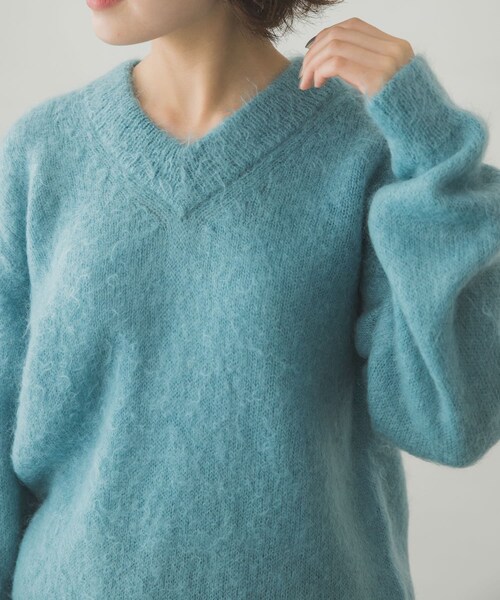AURALEE(オーラリー)の「AURALEE BRUSHED SUPER KID MOHAIR V-NECK PULLOVER(その他・レディース・LIGHTBEIGE/T BLUE・1)」の3枚目の写真