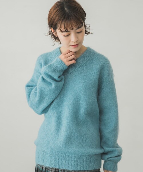 AURALEE(オーラリー)の「AURALEE BRUSHED SUPER KID MOHAIR V-NECK PULLOVER(その他・レディース・LIGHTBEIGE/T BLUE・1)」の4枚目の写真