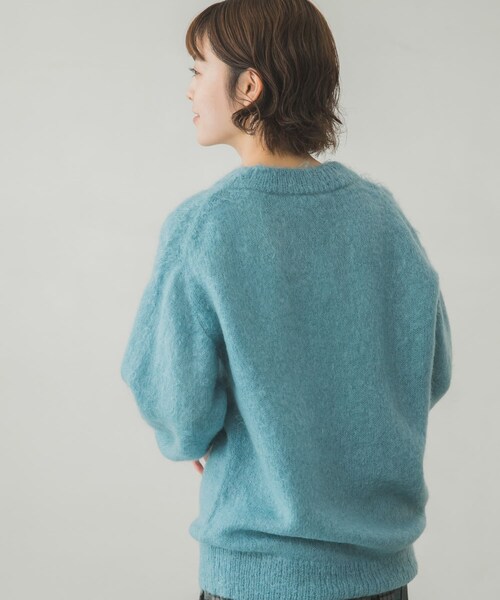 AURALEE(オーラリー)の「AURALEE BRUSHED SUPER KID MOHAIR V-NECK PULLOVER(その他・レディース・LIGHTBEIGE/T BLUE・1)」の5枚目の写真