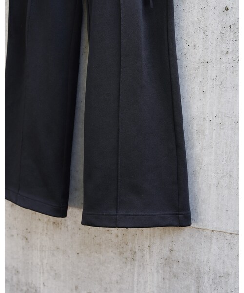YohKi（ヨウキ）の「"Himotsuki" flare track pants (BLACK&BLACK)（その他パンツ・レディース・ブラック・1/2/3）」の2枚目の写真