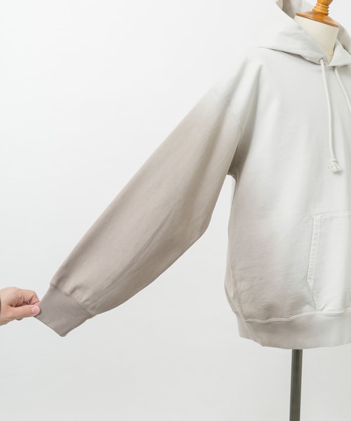 AURALEE(オーラリー)の「AURALEE GRADATION DYED SWEAT PARKA(その他・メンズ・LIGHT BLUE/KHAKI・3/4/5)」の4枚目の写真