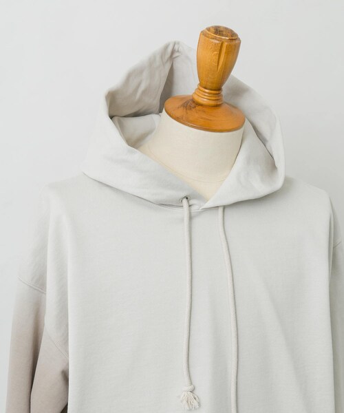 AURALEE(オーラリー)の「AURALEE GRADATION DYED SWEAT PARKA(その他・メンズ・LIGHT BLUE/KHAKI・3/4/5)」の3枚目の写真