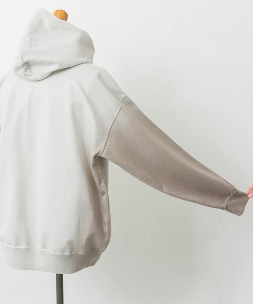AURALEE(オーラリー)の「AURALEE GRADATION DYED SWEAT PARKA(その他・メンズ・LIGHT BLUE/KHAKI・3/4/5)」の5枚目の写真