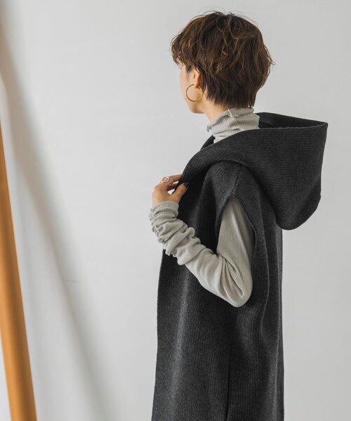 ADAWAS(アダワズ)の「ADAWAS LIGHT INLAY HOODED VEST(その他・レディース・TRUFFLE/CHARCOAL・FREE)」の4枚目の写真