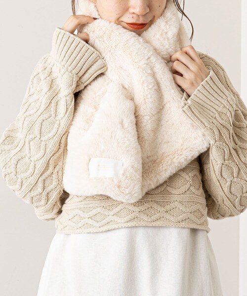 Chico（チコ）の「エコファーカラーティペット（マフラー・レディース・アイボリー/グレージュ/グレー・F）」の2枚目の写真