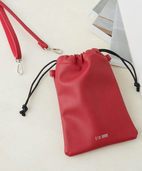 COLONY 2139（コロニートゥーワンスリーナイン）の「【新色追加】フェイクレザー巾着ショルダーバッグ（ショルダーバッグ・レディース・ブラック/ホワイト/イエロー/ピンク/グリーン/ブルー/シルバー/レッド・FREE）」の4枚目の写真