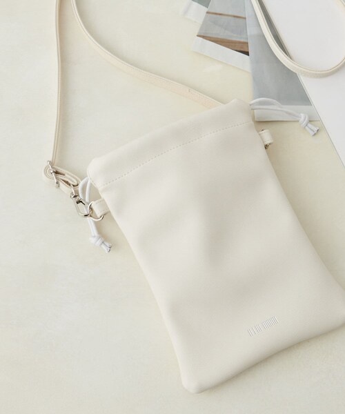 COLONY 2139（コロニートゥーワンスリーナイン）の「【新色追加】フェイクレザー巾着ショルダーバッグ（ショルダーバッグ・レディース・ブラック/ホワイト/イエロー/ピンク/グリーン/ブルー/シルバー/レッド・FREE）」の3枚目の写真