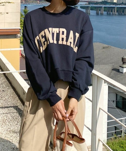 DHOLIC（ディーホリック）の「CENTRALクロップドスウェット（スウェット・レディース・ブラウン/ブルー/ホワイト/グレー・ONESIZE）」の4枚目の写真