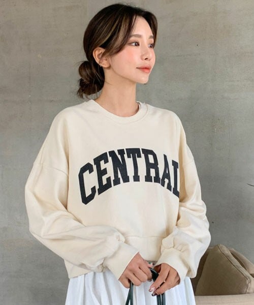 DHOLIC（ディーホリック）の「CENTRALクロップドスウェット（スウェット・レディース・ブラウン/ブルー/ホワイト/グレー・ONESIZE）」の2枚目の写真