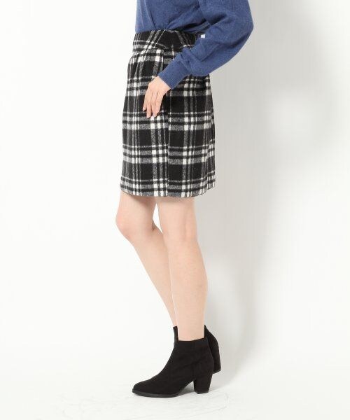 LOWRYS FARM（ローリーズファーム）の「シャギーチェックタイトスカート/mikoa（スカート・ブラック/レッド・Ｆ）」の4枚目の写真