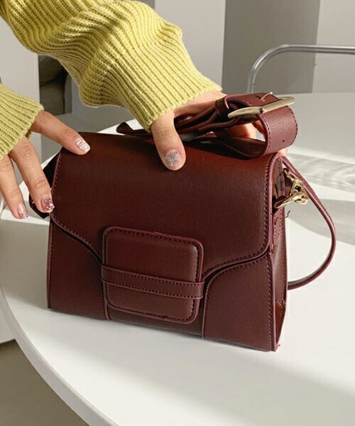 DHOLIC（ディーホリック）の「ワイドストラップ付スクエアバッグ・全3色（ショルダーバッグ・レディース・ブラック/レッド/ブラウン・ONESIZE）」の3枚目の写真