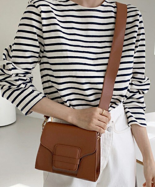 DHOLIC（ディーホリック）の「ワイドストラップ付スクエアバッグ・全3色（ショルダーバッグ・レディース・ブラック/レッド/ブラウン・ONESIZE）」の2枚目の写真