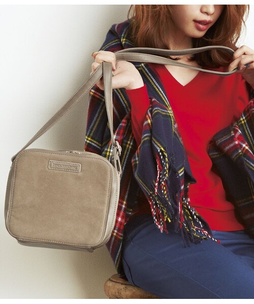 PEACH JOHN(ピーチジョン)の「PJ BASIC/ダブルジップスクエアショルダー(バッグ・レディース・ブラック/ベージュ/ボルドー/ネイビー/ブラウン・ワンサイズ)」の4枚目の写真