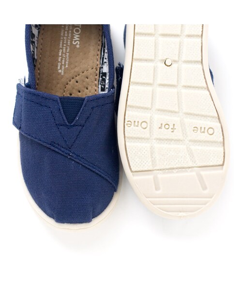 TOMS（トムス）の「TOMS トムス キッズ Canvas Tiny Classics -Navy toms-toddler-navy（シューズ・キッズ・Navy・15cm/16cm/17cm）」の2枚目の写真