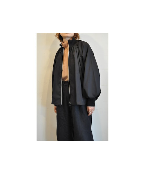 MARECHAL TERRE（マルシャルテル）の「ギャザージップブルゾン（ブルゾン・レディース・ベージュ/ブラック・one）」の2枚目の写真