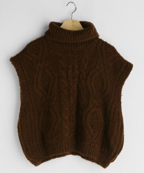 DHOLIC(ディーホリック)の「ツイストハイネックニットベスト(ベスト・レディース・ブラウン/ブルー/ホワイト・ONESIZE)」の1枚目の写真