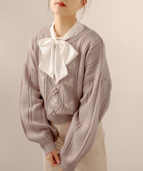 OLIVE des OLIVE（オリーブデオリーブ）の「お花刺繍ケーブルニット（ニット/セーター・レディース・オフホワイト/ライトグレー/ラベンダー・FREE）」の2枚目の写真